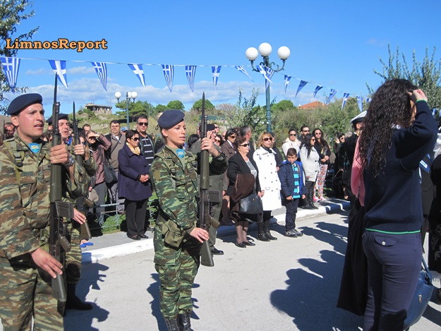 Είχε κέφια ο Θεός! Η Στρατιωτίνα στην παρέλαση της Λήμνου, που έκοψε «ανάσες»... [photos] - Φωτογραφία 3