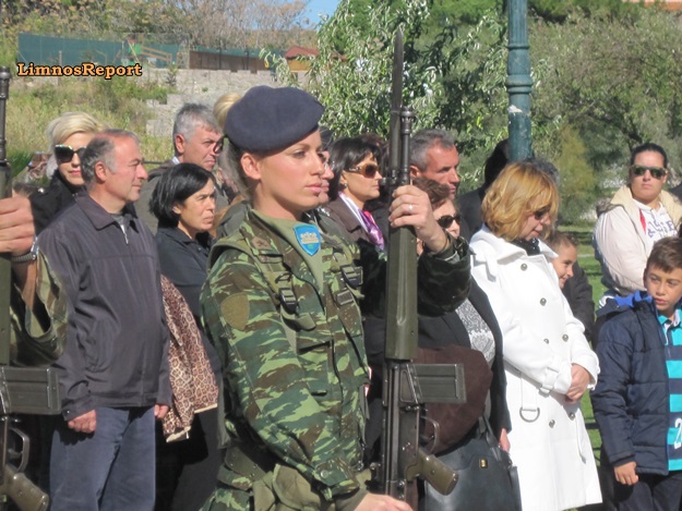 Είχε κέφια ο Θεός! Η Στρατιωτίνα στην παρέλαση της Λήμνου, που έκοψε «ανάσες»... [photos] - Φωτογραφία 6