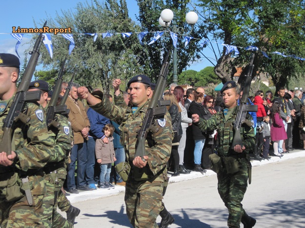 Είχε κέφια ο Θεός! Η Στρατιωτίνα στην παρέλαση της Λήμνου, που έκοψε «ανάσες»... [photos] - Φωτογραφία 7