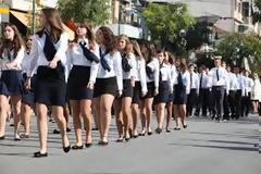 Κατέβηκε από την εξέδρα βουλευτής του Σύριζα γιατί ανέβηκε Χρυσαυγήτης [photo+video]