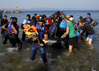 Λέσβος: Προσπαθούν να επαναφέρουν μικρά προσφυγάκια [photos] - Φωτογραφία 1