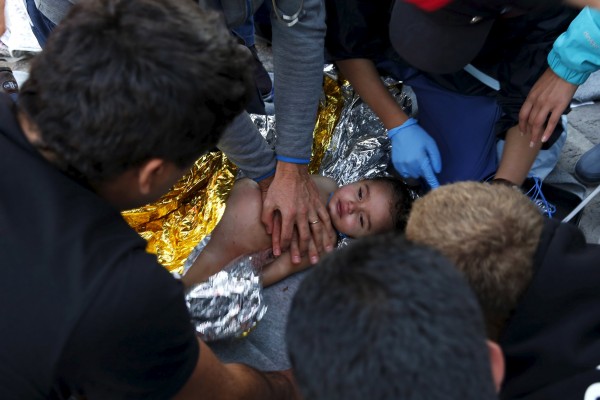 Λέσβος: Προσπαθούν να επαναφέρουν μικρά προσφυγάκια [photos] - Φωτογραφία 4