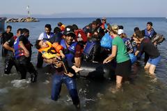 Λέσβος: Προσπαθούν να επαναφέρουν μικρά προσφυγάκια [photos]