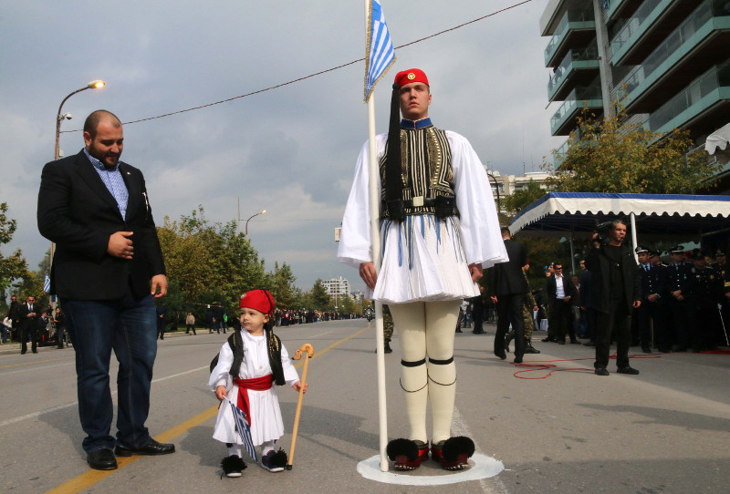 Συγκίνησε ο σμηναγός του F-16 αλλά την παράσταση έκλεψε ο μικρός τσολιάς (pics) - Φωτογραφία 5