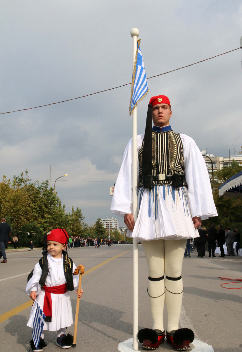 Συγκίνησε ο σμηναγός του F-16 αλλά την παράσταση έκλεψε ο μικρός τσολιάς (pics) - Φωτογραφία 6