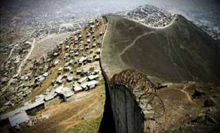 Περού: Τείχος μήκους δέκα χιλιομέτρων χωρίζει φτωχούς και πλούσιους [video] - Φωτογραφία 1