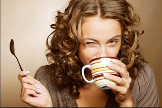 Πίνετε τσάι; Με αυτό το μυστικό θα αποφύγετε τους λεκέδες στα δόντια σας - Φωτογραφία 1