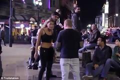 Μία γυναίκα βρίζεται χυδαία. Εσύ πώς θα αντιδρούσες; [photos] + [Video]