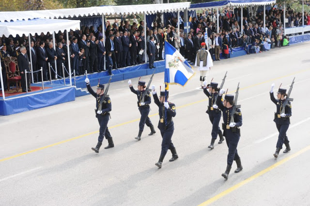 Αποκάλυψη Πολεμικής Σημαίας και Παρέλαση Μαθητών-τριών Σ.Σ.Α.Σ. 28ης Οκτωβρίου 2015 - Φωτογραφία 10