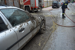 Άργος: Φορτηγό άδειασε υπολείμματα ελαιοτριβείου πάνω σε αυτοκίνητα [photos] - Φωτογραφία 1
