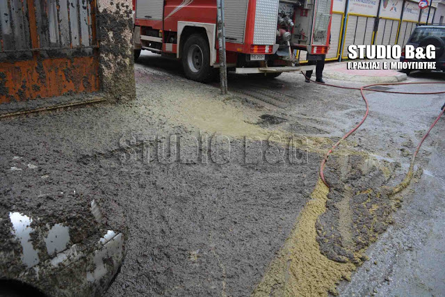 Άργος: Φορτηγό άδειασε υπολείμματα ελαιοτριβείου πάνω σε αυτοκίνητα [photos] - Φωτογραφία 2
