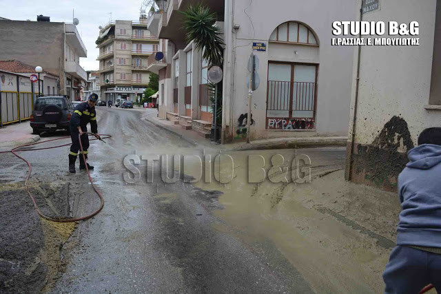 Άργος: Φορτηγό άδειασε υπολείμματα ελαιοτριβείου πάνω σε αυτοκίνητα [photos] - Φωτογραφία 4