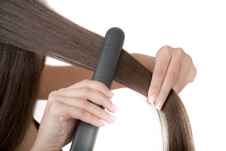 Χρησιμοποιείτε και εσείς σίδερο για τα μαλλιά; Να τι πρέπει να κάνετε για να μην τα καίτε - Φωτογραφία 1