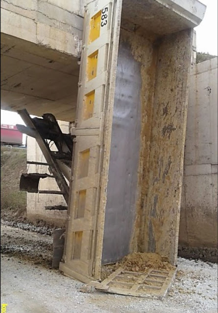 Κοζάνη: Φορτηγό με ανοιχτή κορότσα πέρασε από γέφυρα - Φωτογραφία 2