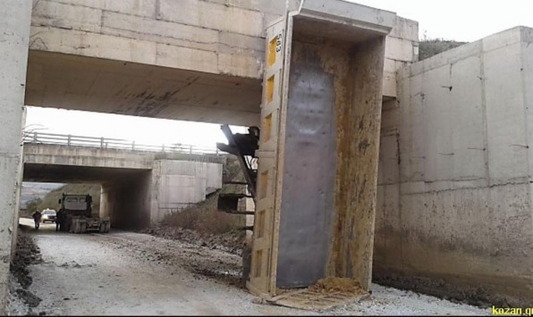 Κοζάνη: Φορτηγό με ανοιχτή κορότσα πέρασε από γέφυρα - Φωτογραφία 3