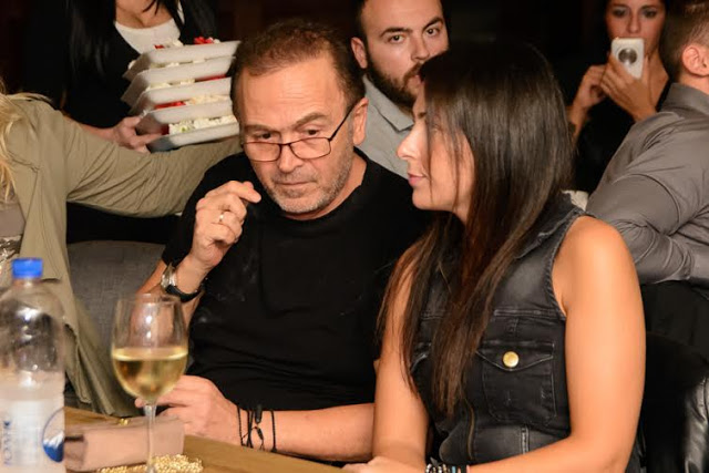 Ο Σταμάτης Γονίδης με την σύζυγό του στον κουμπάρο τους - Έπιασε το μικρόφωνο και έγινε χαμός [photos + video]] - Φωτογραφία 2