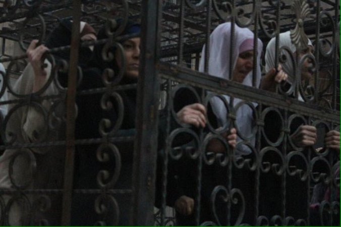 Αυτές οι απίστευτες οικόνες κάνουν τον γύρω του διαδικτύου - Τζιχαντιστές έβαλαν γυναίκες σε κλουβιά ως ανθρώπινες ασπίδες σε ταράτσες [photos] - Φωτογραφία 2