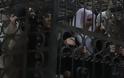 Αυτές οι απίστευτες οικόνες κάνουν τον γύρω του διαδικτύου - Τζιχαντιστές έβαλαν γυναίκες σε κλουβιά ως ανθρώπινες ασπίδες σε ταράτσες [photos] - Φωτογραφία 2