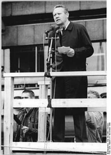 Πέθανε ο άνθρωπος που γκρέμισε κατά λάθος το τείχος του Βερολίνου - Φωτογραφία 2