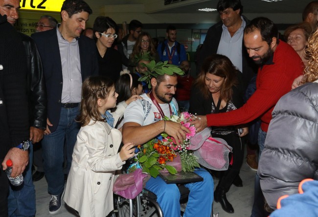 Τους υποδέχθηκαν σαν ήρωες - Πλήθος κόσμου αποθέωσαν τους παγκόσμιους πρωταθλητές - Φωτογραφία 9