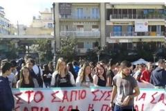 Πάτρα - ΤΩΡΑ: Στους δρόμους οι μαθητές - Συγκεντρώθηκαν στην πλατεία Γεωργίου [photos]