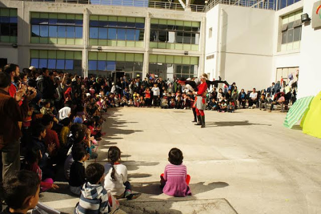 Oι «Κλόουν Χωρίς Σύνορα» μαζί με τα παιδιά – πρόσφυγες στο Γαλάτσι και τον Ελαιώνα σήμερα και αύριο - Φωτογραφία 8