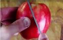 Αρχίζει να κόβει το μήλο με το μαχαίρι διαγώνια... Το αποτέλεσμα; Mεγαλοπρεπές [video]
