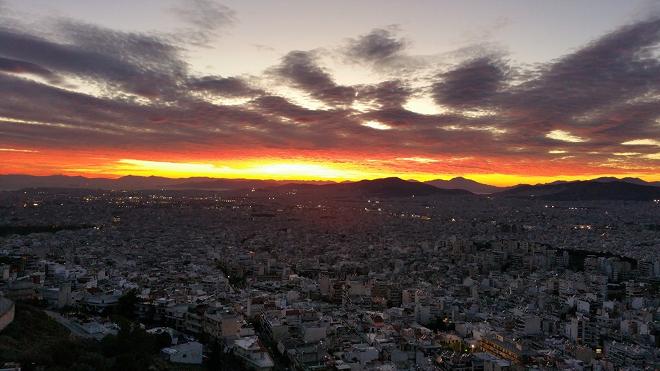 Εντυπωσιακές φωτογραφίες: Το εξωτικό ηλιοβασίλεμα που «τρέλανε» τους Αθηναίους - Φωτογραφία 2