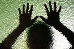 Εκείνη αγάπησε τον λάθος άντρα, και η μάνα της την είχε φυλακισμένη για 25 χρόνια [photos]