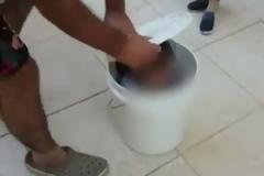 Θα σε πάω στον χασάπη της είπε, και την έκλεισε μέσα στον κουβά [photo+video]