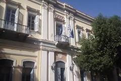 Ο δήμαρχος Πατρέων σήκωσε πανό υπέρ των εργαζομένων [photos]