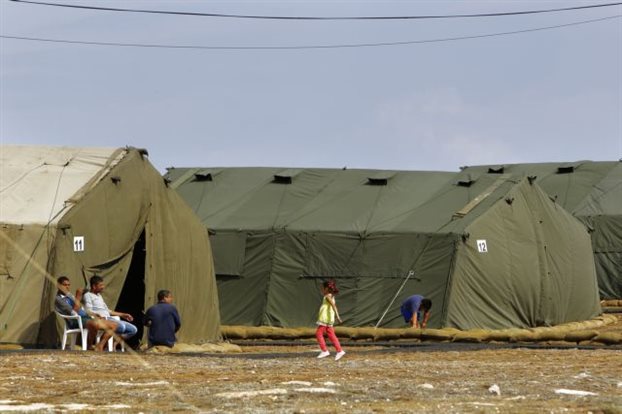 Στην στρατιωτική βάση της Βρετανίας στην Κύπρο κρατούνται 144 πρόσφυγες - Φωτογραφία 1