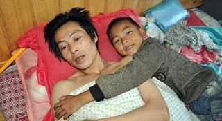 Θα κλάψετε: Αυτή είναι αγάπη-Είναι 7 χρονών και φροντίζει μόνος του τον παράλυτο πατέρα του [photo] - Φωτογραφία 1
