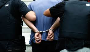 Συνέλαβαν επιδειξία έξω από σχολείο της Παλλήνης - Φωτογραφία 1