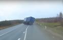 Απίστευτο βίντεο - Οδηγός φορτηγού χάνει τον έλεγχο του οχήματος σε εθνική οδό