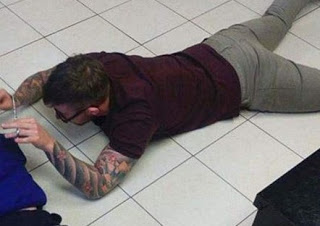 Εγινε viral: Κουρέας έπεσε στο πάτωμα για να κουρέψει αυτιστικό παιδί [photos] - Φωτογραφία 1