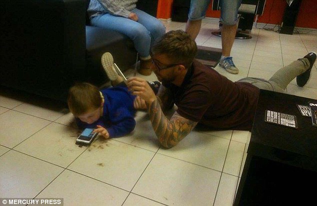 Εγινε viral: Κουρέας έπεσε στο πάτωμα για να κουρέψει αυτιστικό παιδί [photos] - Φωτογραφία 3