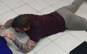 Εγινε viral: Κουρέας έπεσε στο πάτωμα για να κουρέψει αυτιστικό παιδί [photos]