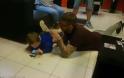 Εγινε viral: Κουρέας έπεσε στο πάτωμα για να κουρέψει αυτιστικό παιδί [photos] - Φωτογραφία 3