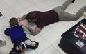 Εγινε viral: Κουρέας έπεσε στο πάτωμα για να κουρέψει αυτιστικό παιδί [photos] - Φωτογραφία 4