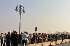 Ουρά από τους πρόσφυγες - μετανάστες για το ΔΕΚΑΤΙΑΝΟ στην παραλιακή της Κω