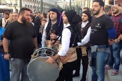 Η πιο συγκλονιστική στιγμή που έχει υπάρξει ποτέ στο Μνημείο του Άγνωστου Στρατιώτη στο Σύνταγμα [photo+video]