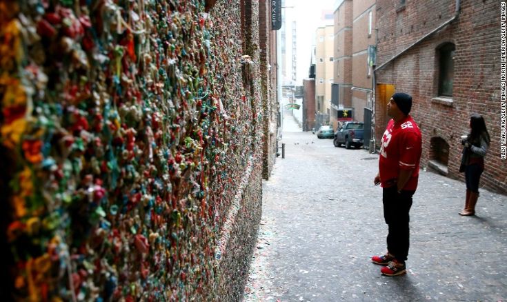 Επιτέλους θα καθαριστεί μετά από 20 χρόνια ο τοίχος με τις χιλιάδες...τσίχλες [photos] - Φωτογραφία 5