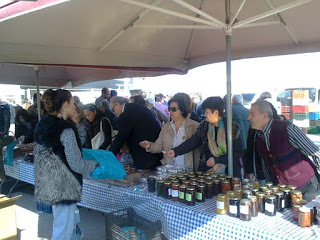 Χιλιάδες καταναλωτές επωφελήθηκαν προνομιακών αγορών στην 17η Δράση Διάθεσης Αγροτικών Προϊόντων του Δήμου Αμαρουσίου - Φωτογραφία 1