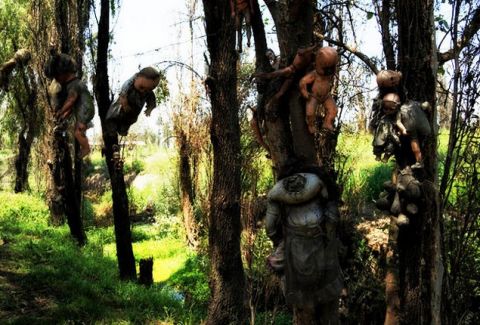 Το φρικιαστικό νησί με τις νεκρές κούκλες [photos] - Φωτογραφία 7