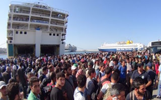 Περίπου 2500 πρόσφυγες έφτασαν και σήμερα στο λιμάνι του Πειραιά - Φωτογραφία 1