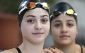 Αδελφές κολυμβήτριες από την Συρία κολύμπησαν τρεις ώρες για να φτάσουν στη Λέσβο - Φωτογραφία 1