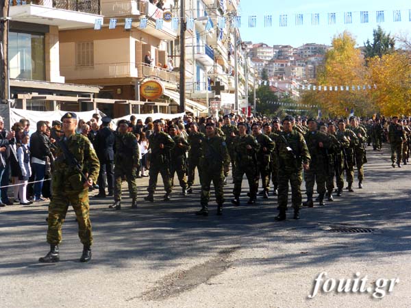 Η στρατιωτική παρέλαση της 103ης επετείου απελευθέρωσης της Καστοριάς (φωτογραφίες – βίντεο) - Φωτογραφία 11