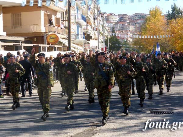 Η στρατιωτική παρέλαση της 103ης επετείου απελευθέρωσης της Καστοριάς (φωτογραφίες – βίντεο) - Φωτογραφία 13