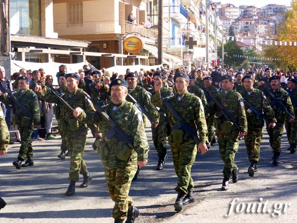 Η στρατιωτική παρέλαση της 103ης επετείου απελευθέρωσης της Καστοριάς (φωτογραφίες – βίντεο) - Φωτογραφία 15